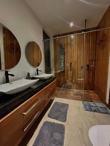 a bathroom with a glass shower and a sink at Casa Fénix Zen Oasis Del Bosque in Calima