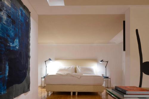 a bedroom with a bed and a painting on the wall at Palacio Julio Hotel in Puebla
