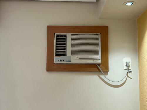 a window with a air conditioner on a wall at Flat Santana Próximo metrô UH 142 in Sao Paulo