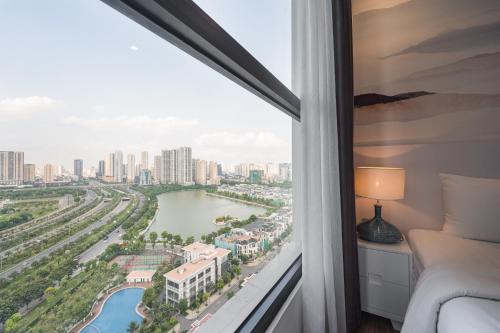 Schlafzimmer mit Fluss- und Stadtblick in der Unterkunft Delux 2Bedroom Near Marriott And Dcapital With Swimming Pools And Gyms in Hanoi