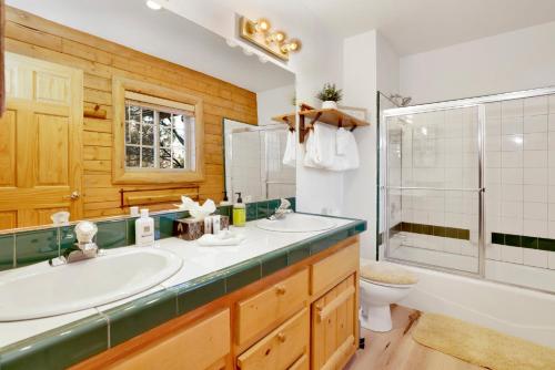 Bilik mandi di Crescenta pines log cabin #2346