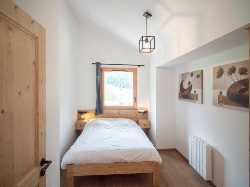 ein kleines Schlafzimmer mit einem Bett und einem Fenster in der Unterkunft Appartement 4 pièces à Valmorel avec parking, non-fumeur, 6 pers. - FR-1-291-1029 in Valmorel