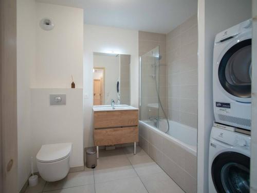 ein Badezimmer mit Toilette, Waschbecken und Waschmaschine in der Unterkunft Appartement 4 pièces à Valmorel avec parking, non-fumeur, 6 pers. - FR-1-291-1029 in Valmorel