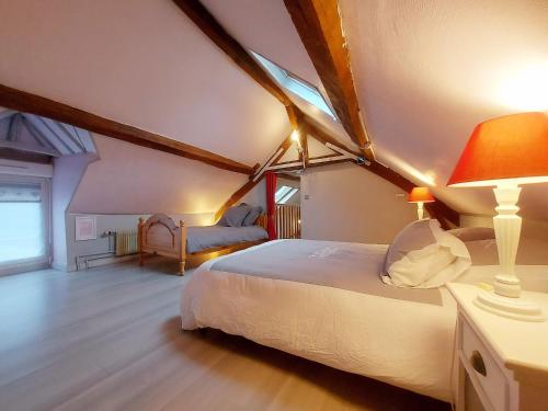 una camera da letto con un letto grande e una finestra di Maison avec jardin à Châteaudun, près de Paris - FR-1-581-149 a Châteaudun
