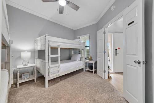 奥兰治比奇Charming 2bd/2ba w/ Bay View, Pool w/ Lazy River的卧室配有白色双层床和一扇门