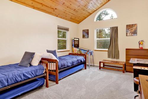 sala de estar con 2 camas y piano en Mount berkley #2367, en Big Bear Lake