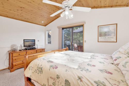 een slaapkamer met een bed en een plafondventilator bij Cozy haven #1966 in Big Bear Lake