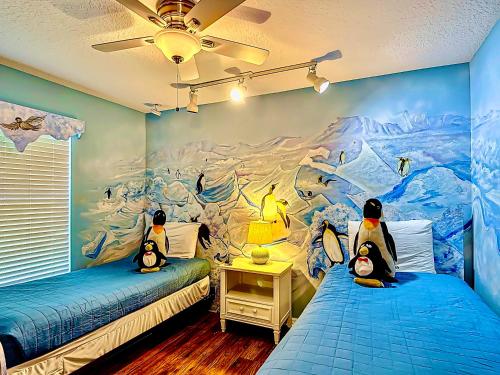 Postel nebo postele na pokoji v ubytování Epic Frozen Themed home 20 min to Disneyworld dw4