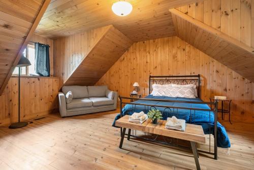 Posezení v ubytování Chalet Mazama - Private Lake - Hot Tub - 16P