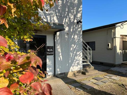 美祢市にある紅秋ドリームハウスの門と階段