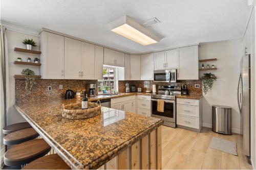 Η κουζίνα ή μικρή κουζίνα στο Boho Style 5 BR 2,5 BT Heated Pool Fit 14