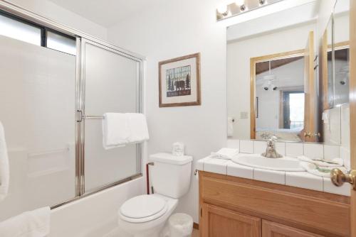 een witte badkamer met een toilet en een wastafel bij Cozy haven #1966 in Big Bear Lake