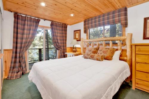 een slaapkamer met een groot wit bed en ramen bij Fishermans paradise #1792 in Big Bear Lake