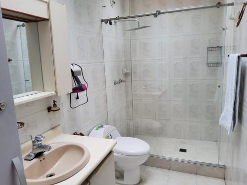 Ένα μπάνιο στο Ciudad del Sol Apartment