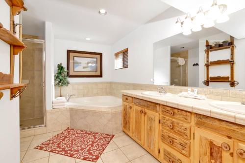 een badkamer met twee wastafels, een bad en een douche bij Fishermans paradise #1792 in Big Bear Lake