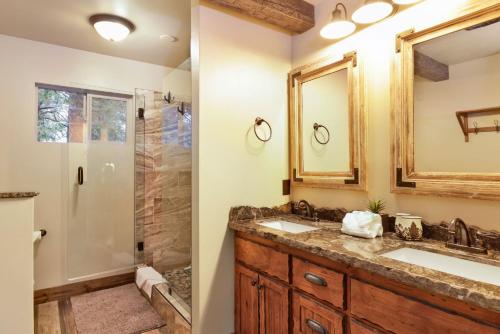 een badkamer met een wastafel en een douche bij Eagle point lodge #2080 in Big Bear Lake