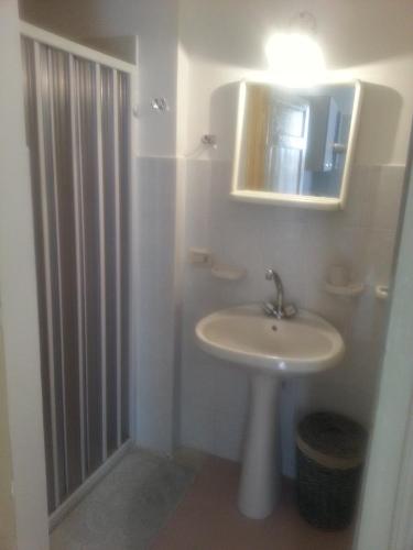 W łazience znajduje się umywalka, lustro i prysznic. w obiekcie Il Posto Ideale w mieście Vittoria