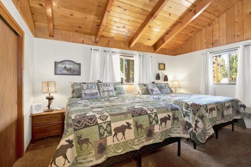 Ένα ή περισσότερα κρεβάτια σε δωμάτιο στο Pine cone cottage #2191