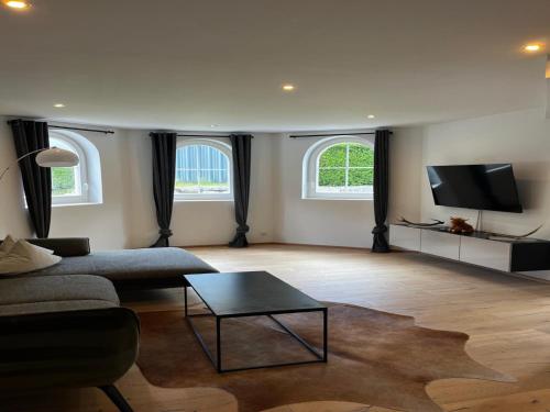 Televisyen dan/atau pusat hiburan di Modern apartment in Seefeld