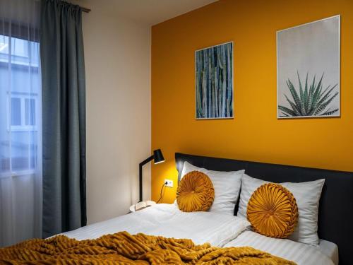 Un dormitorio con una cama con dos almohadas encima. en Modern apartment in Schwaz, en Schwaz