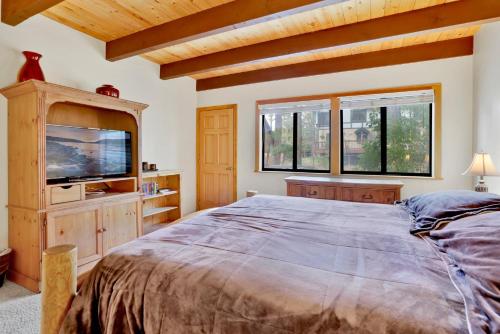 Giường trong phòng chung tại All season alpine retreat #1184