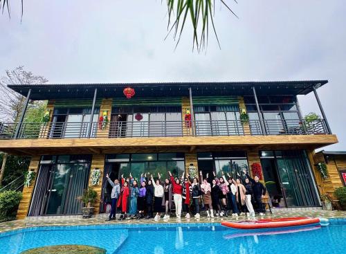 a group of people standing in front of a building at Phúc Hưng Homestay- Venuestay in Ba Vì