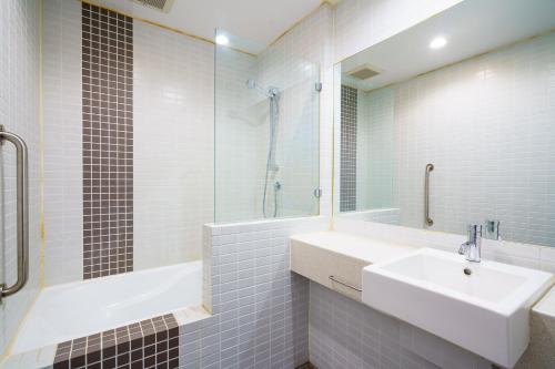 Ένα μπάνιο στο Yuki Yama Apartments