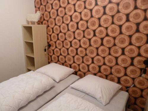 um quarto com 2 camas em frente a uma parede em König's Wohnung em Sankt Andreasberg