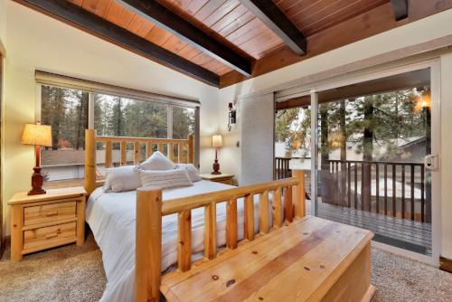 een slaapkamer met een bed en een balkon bij Eagle point lodge #2080 in Big Bear Lake