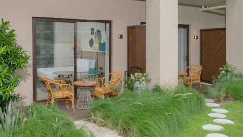 a patio with chairs and a table and a tub at Holiday Inn Resort Samui Bophut Beach by IHG in Bophut 