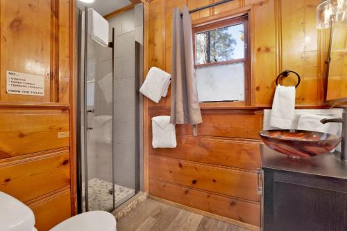 Et badeværelse på Shore acres lodge #451