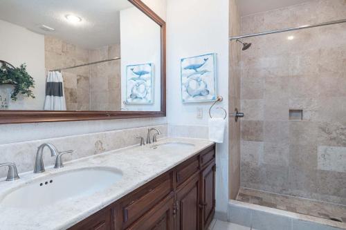 ein Badezimmer mit Waschbecken und Dusche in der Unterkunft Sonoran Sea in Campo del Medio