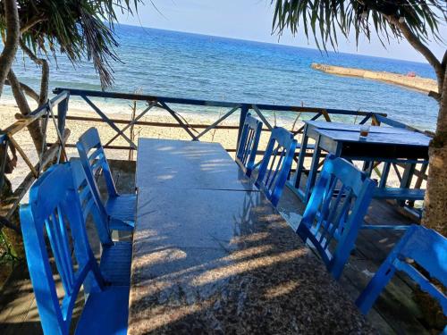 a blue table and chairs next to the beach at Homestay Thiện Nhân 