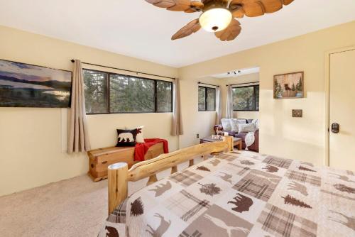 una camera da letto con un letto e un ventilatore a soffitto di Inn Between Pines#1411 a Big Bear Lake