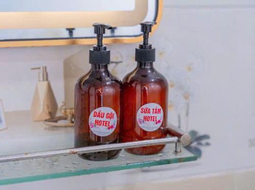 two bottles of sauce sitting on top of a shelf at Phúc Hưng Homestay- Venuestay in Ba Vì