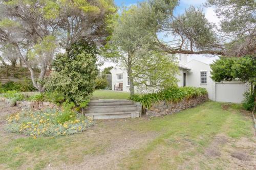 a white house with a fence and a yard at Sorrento Darling by Ready Set Stay in Sorrento