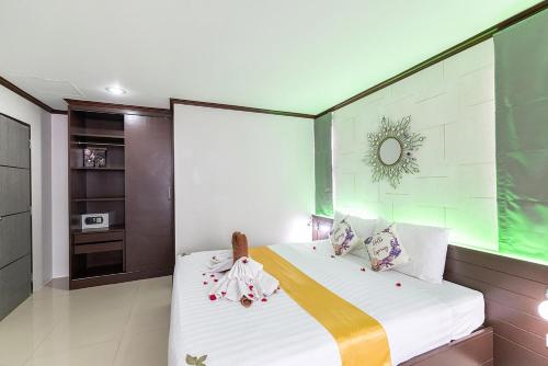 Кровать или кровати в номере The Chic Patong Hotel
