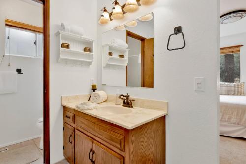een badkamer met een wastafel en een spiegel bij Casa bosque #2176 in Big Bear Lake