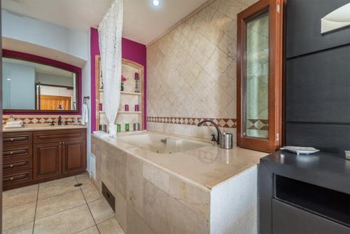 a large bathroom with a tub and a sink at Viva Beach Life Comfortable Oceanfront in Puerto Peñasco