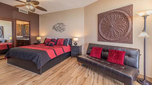 a bedroom with a bed and a couch at Sonoran Sun in Campo del Medio
