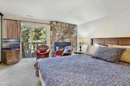 ein Schlafzimmer mit großem Bett und Fernseher in der Unterkunft Tree top views #2060 in Big Bear Lake