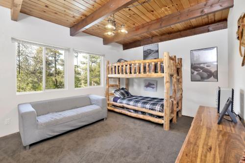 ein Wohnzimmer mit einem Etagenbett und einem Sofa in der Unterkunft Chipmunk treehouse #1983 in Big Bear Lake