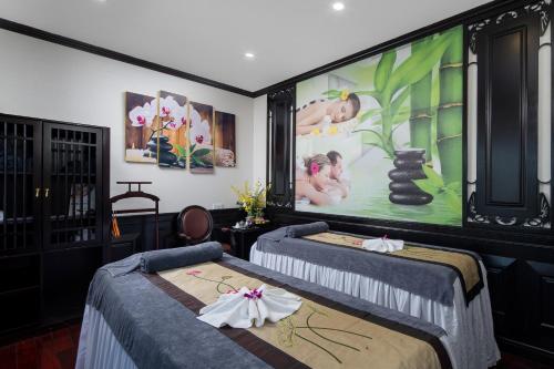 Postel nebo postele na pokoji v ubytování Halong Athena Cruise