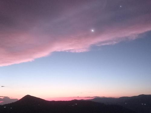 Pemandangan gunung umum atau pemandangan gunung yang diambil dari rumah percutian