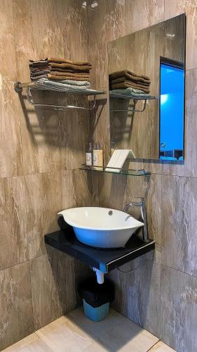 Un baño de Crown Hotel Pangandaran Syariah