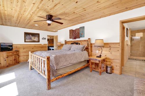 een slaapkamer met een bed en een plafondventilator bij Circle views #1602 in Big Bear Lake
