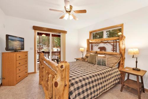 Postel nebo postele na pokoji v ubytování Flitterbick lodge #2246