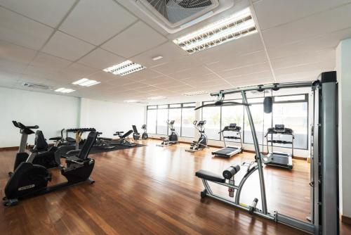 ein Fitnessstudio mit Laufbändern und Crosstrainern in der Unterkunft 3room condo Almyra Residence Puteri Bangi in Kajang
