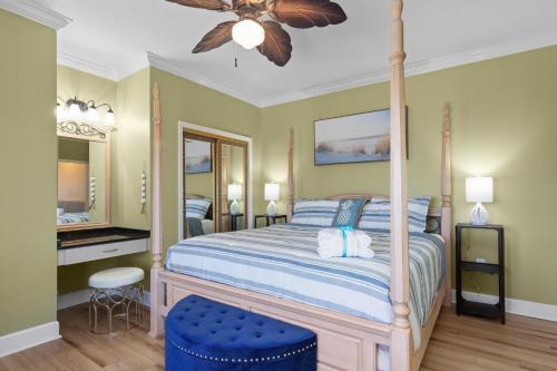 Schlafzimmer mit Himmelbett und Spiegel in der Unterkunft End Unit - Directly On The Gulf! Sleeps 6! Italian Luxury Furnishings! in Panama City Beach