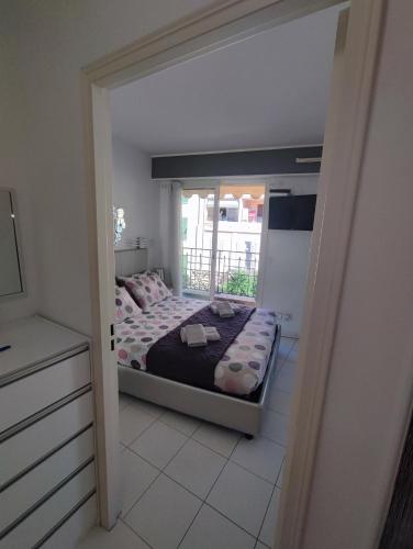 - une vue sur une chambre avec un lit dans un miroir dans l'établissement Maison de la promenade, à Menton